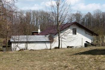 Bývalý vodní mlýn od západu po rekonstrukci střechy ( © Jan P. Štěpánek 2013)
