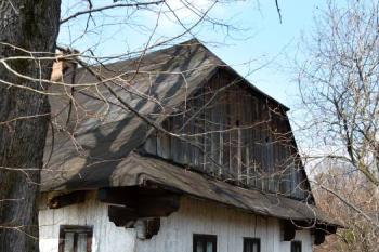 zchátralá sousední dřevěnka č.p. 33 za níž stávala vodní pila ( © Jan P. Štěpánek 2010)