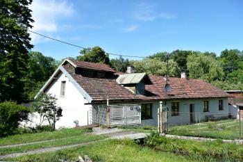 pohled na mlýn od jihu - v popředí mlýnice ( © Jan P. Štěpánek 2009)