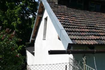 štít mlýnice, kde bývalo umístěno dřevěné mlýnské kolo ( © Jan P. Štěpánek 2009)