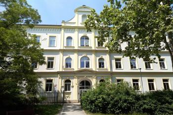 Pohled na školu z parku, bývalé zahrady. (© Luděk Vláčil 05/2018)