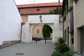 Jediná existující židovská brána v ghettu. ( © Roman Řezáč 06/2004)
