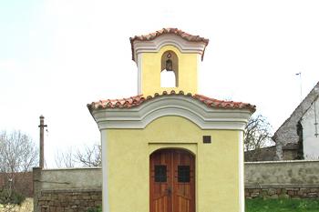 Kaplička v Sakách u Slaného ( © Pavel Vítek 04/2018)