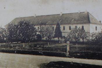 Bojná. Dobová fotografie kláštera z r. 1939 (© foto informační tabule)