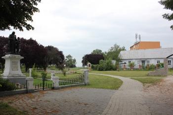 Památník sv. Jana de la Sella, náznaky půdorysu zámku a jediná zachovalá budova areálu. (© Luděk Vláčil 06/2018)