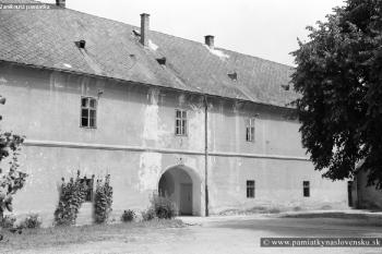 Nádvoří (© foto Jiří Fiedler 7/1972 zdroj:http://www.pamiatkynaslovensku.sk/bojna-kastiel)