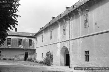 nádvoří (© foto Jiří Fiedler 7/1972 zdroj: http://www.pamiatkynaslovensku.sk/bojna-kastiel)