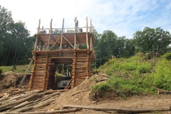 Probíhající archeologická rekonstrukce brány a části opevnění (© Luděk Vláčil 06/2018)