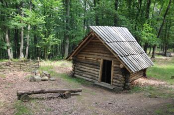 archeologická rekonstrukce obydlí (© Luděk Vláčil 06/2018)