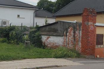 areál zámku dříve sahal na protější stranu ulice ( © Luděk Vláčil 06/2018)
