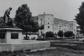 Podoba zámku kolem r. 1970. před odstraněním renesanční štítové atiky. (©  zdroj: Hrady, zámky a kaštiele na Slovensku, Štefan Pisoň, 1983, Osveta, foto Holúbek)