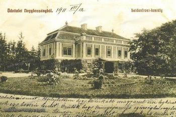 Zámek na dobové pohlednici z počátku 20. stol. (© Zdroj: http://www.slovenskehrady.sk - zbierka Borovszky)