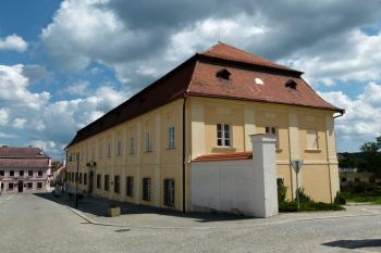 boskovická Rezidence od cesty k zámku ( © Jan P. Štěpánek 06/2012)
