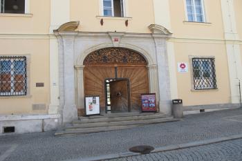 vstup s portálem v záp.části (© D Dohňanský, 07/2017)