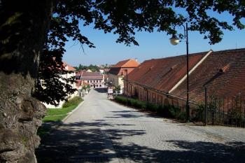 Boskovice - rezidence (dole) - v popředí Panský dvůr s komplexem bývalých hospodářských budov a čeledníku, vybudovaný v 17. století. (© Ivo Rozehnal, 09/2010)