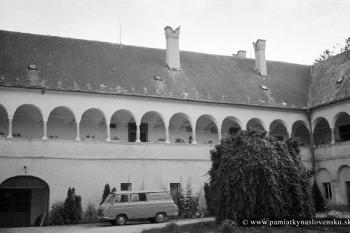 Nádvoří zámku na fotografii z 2. pol. 20. stol. (© zdroj:http://www.pamiatkynaslovensku.sk)