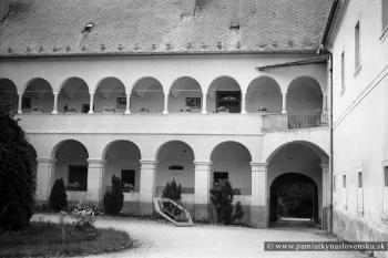 Arkádové nádvoří zámku na fotografii z 2. pol. 20. stol. (© zdroj:http://www.pamiatkynaslovensku.sk)