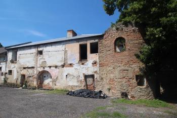 východní hospodářské křídlo zámku s nárožní baštou ( © Luděk Vláčil 06/2018)
