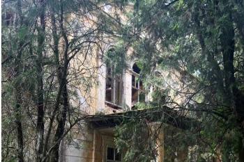 Průčelí zvýrazňuje portikus před rizalitem zakončený tympanonem (© Luděk Vláčil 06/2018)