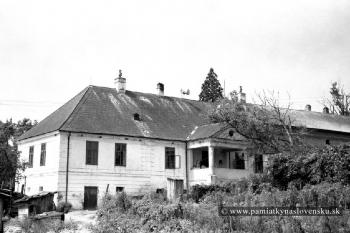 Dvorní fasáda s portikem kolem r. 1970 (© zdroj:http://www.pamiatkynaslovensku.sk/kokosova-tesare)