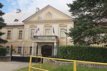 Vstupní rizalit zakončený tympanonem s rodovým erbem. (© Luděk Vláčil 06/2018)