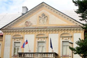 Rizalit zakončený tympanonem s rodovým erbem itatalského rodu Odescalchi. (© Luděk Vláčil 06/2018)