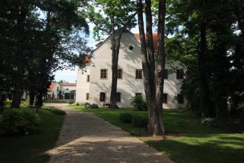 Pohled z jihu od vstupní brány (© Luděk Vláčil 06/2018)