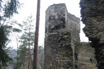 polygonální věž v záp. hradbě postavena až v 15. století (© D Dohňanský, 03/2016)