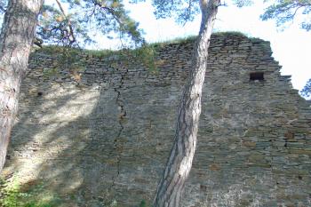 Vnější východní srtěna dvouprostorového paláce  (© Dušan Dohňanský 10/2020)