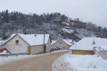 Pohled na zříceninu z Podhradí ( © Roman Řezáč 01/2006)