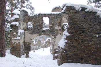 Zástavba jádra hradu ( © Roman Řezáč 01/2006)