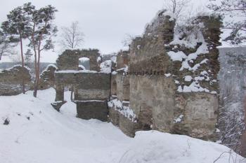Zbytky paláce na severní straně ( © Roman Řezáč 01/2006)