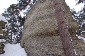 Plášťová hradba jádra ( © Roman Řezáč 01/2006)