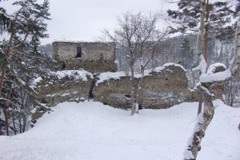 Jihozápadní zástavba, nahoře se zachovanou místností ( © Roman Řezáč 01/2006)