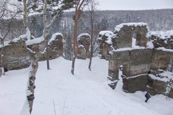 Severozápadní nároží hradu, pohled z jádra ( © Roman Řezáč 01/2006)