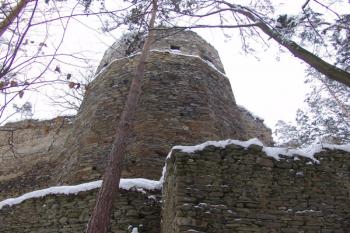 Zalamovaná věž v jihozápadním zlomu hradby ( © Roman Řezáč 01/2006)