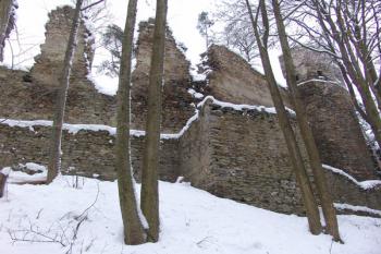 Vnější část hradby na západě, v popředí hranatá bašta ( © Roman Řezáč 01/2006)