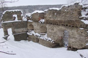 Zbytky paláce na severní straně ( © Roman Řezáč 01/2006)