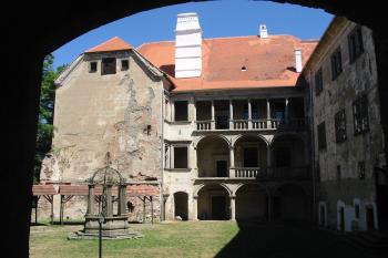 fascinující 3 nádvoří s arkádami a kašnou (© D Dohňanský, 07/2015)