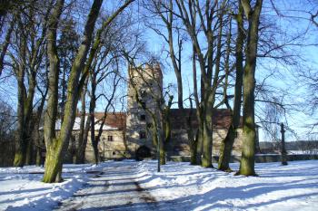 Hrad Brtnice - vstupní křídlo s věží (© Pavel Jarý,  27.02.2010)