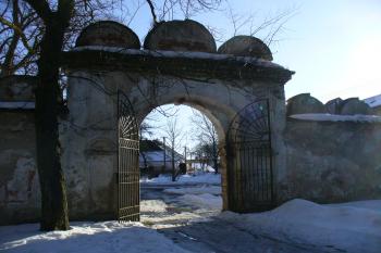 Hrad Brtnice - brána do areálu (© Pavel Jarý, 27.02.2010)