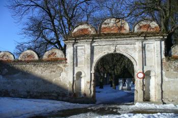 Hrad Brtnice - vstupní brána do areálu (© Pavel Jarý, 27.02.2010)
