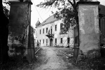 Zámek před rekonstrukcí komunitou Kráľovnej pokoja ( ©zdroj: http://www.kkp.sk)