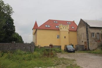 Boční fasáda s novogotickou věžičkou (© Luděk Vláčil 06/2018)