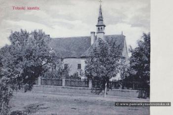 Na pohlednici z 1. pol. 20. stol. má zámecká kaple ještě věžičku. (zdroj: http://www.pamiatkynaslovensku.sk/kastiel-salgovce)