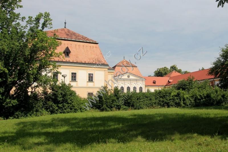 Továrniky