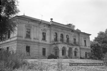 dvorní fasáda zámku v r. 1972 (zdroj: http://www.pamiatkynaslovensku.sk, foto Jiří Fiedler 7/1972)