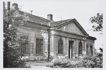 kúria Szulyovszkých v r. 1985 (zdroj: http://www.slovenskehrady.sk)