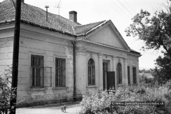 Kúria v r. 1972 (http://www.pamiatkynaslovensku.sk, foto Jiří Fiedler 7/1972)