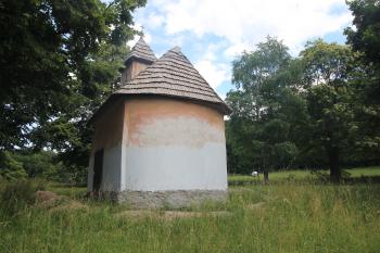kaple sv. Jana Nepomuckého stojící u zříceniny kostela (© Luděk Vláčil  06/2018)